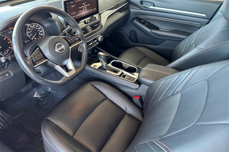 Nissan Altima Vehicle Full-screen Gallery Image 11