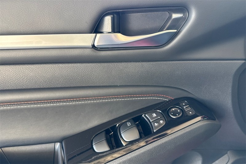 Nissan Altima Vehicle Full-screen Gallery Image 12