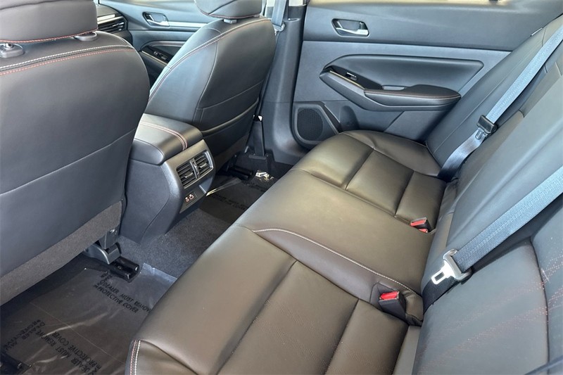 Nissan Altima Vehicle Full-screen Gallery Image 13