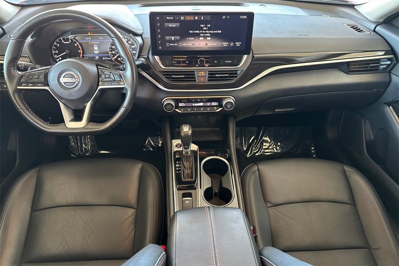 Nissan Altima Vehicle Full-screen Gallery Image 14