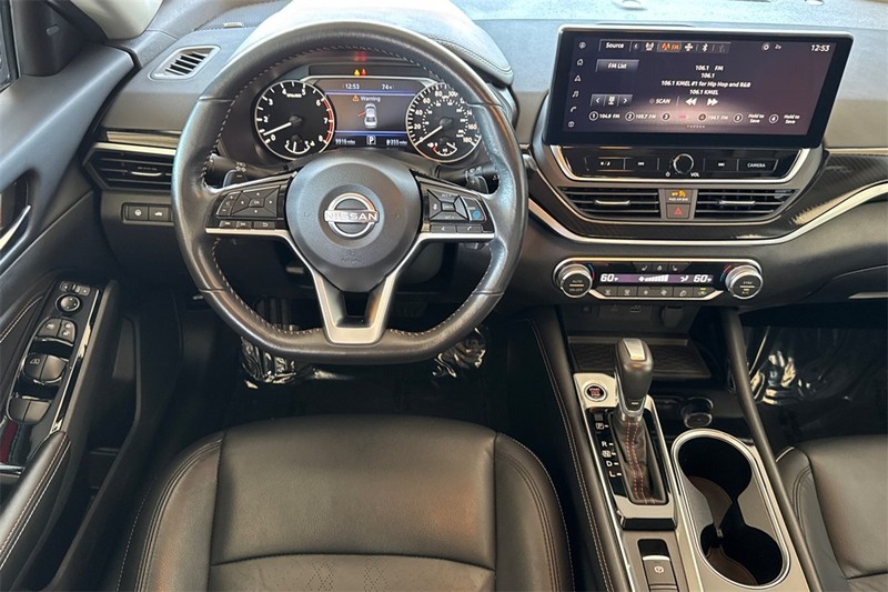 Nissan Altima Vehicle Full-screen Gallery Image 15