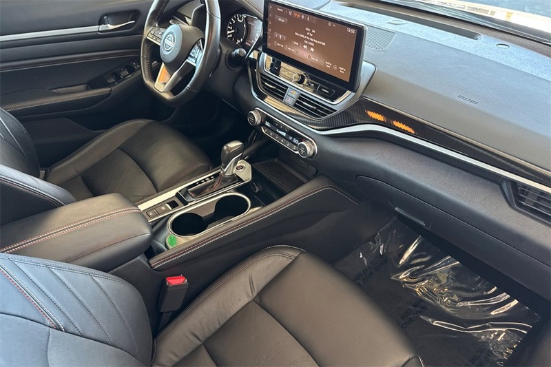 Nissan Altima Vehicle Full-screen Gallery Image 16