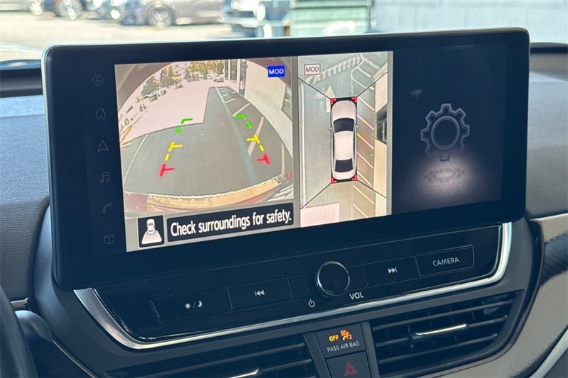 Nissan Altima Vehicle Full-screen Gallery Image 20