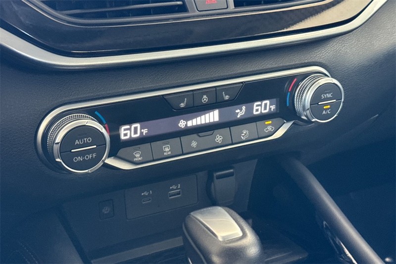 Nissan Altima Vehicle Full-screen Gallery Image 21