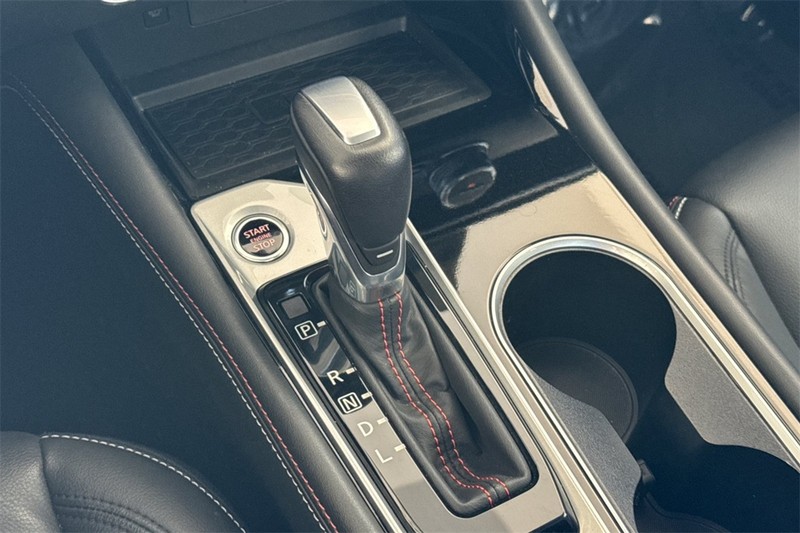 Nissan Altima Vehicle Full-screen Gallery Image 22