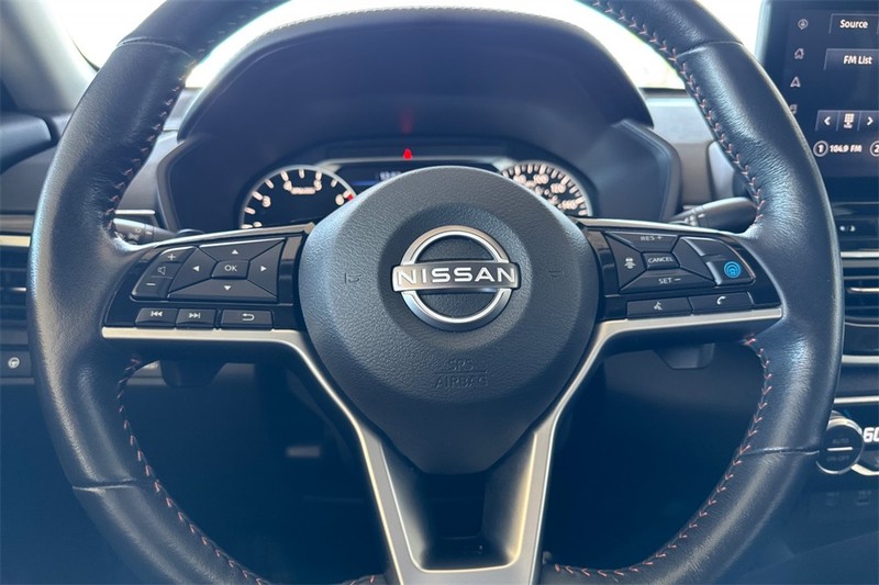 Nissan Altima Vehicle Full-screen Gallery Image 24