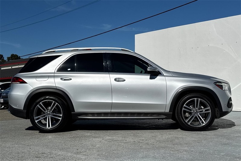 Mercedes-Benz GLE Vehicle Full-screen Gallery Image 03