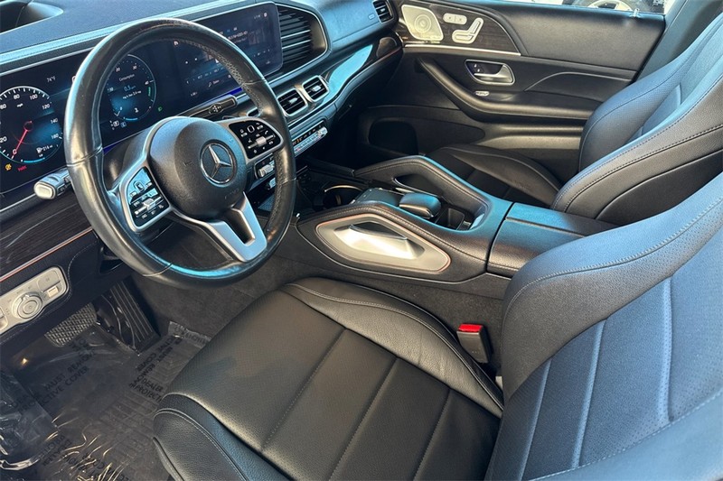 Mercedes-Benz GLE Vehicle Full-screen Gallery Image 09