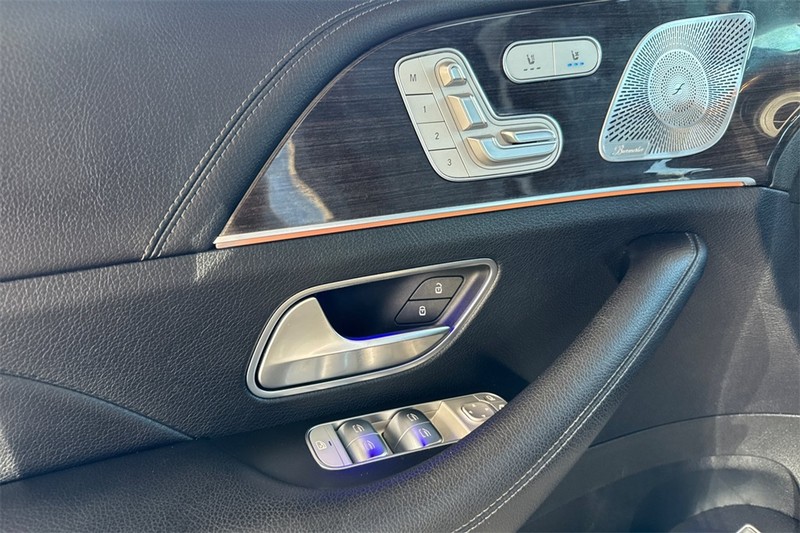 Mercedes-Benz GLE Vehicle Full-screen Gallery Image 10