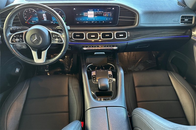 Mercedes-Benz GLE Vehicle Full-screen Gallery Image 12