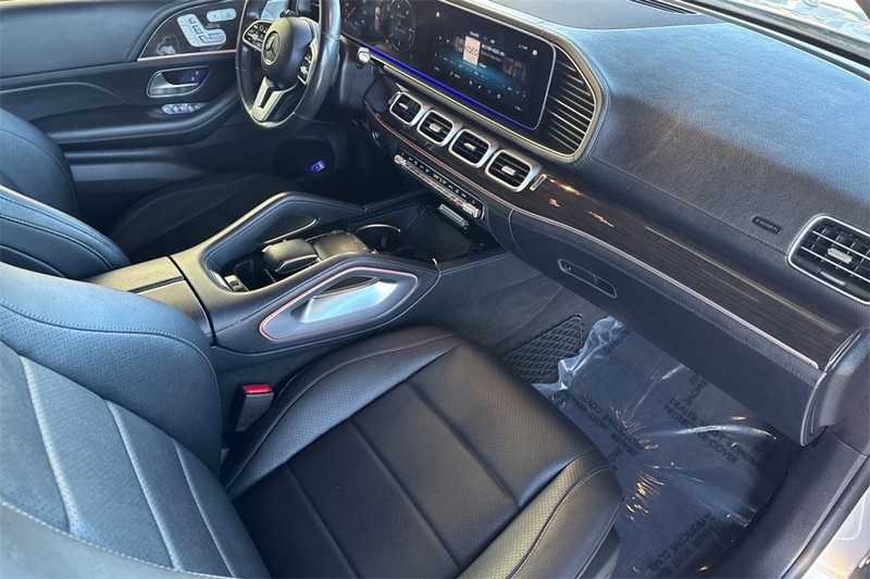 Mercedes-Benz GLE Vehicle Full-screen Gallery Image 14