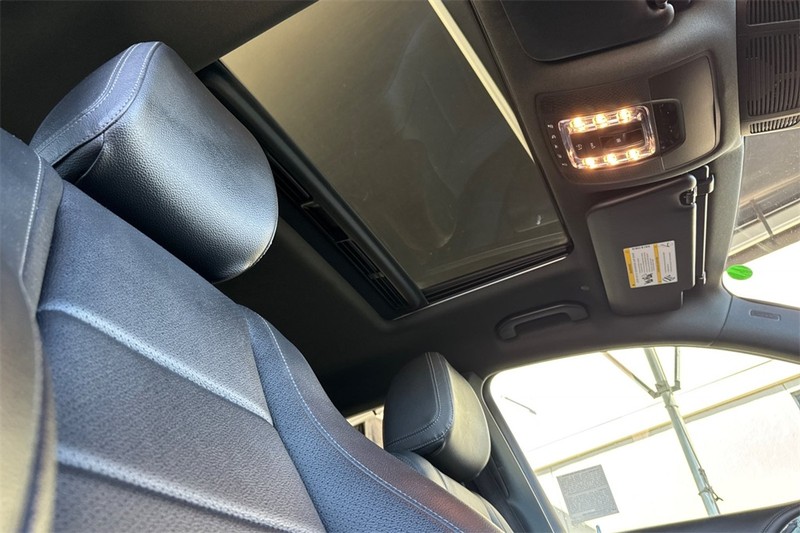 Mercedes-Benz GLE Vehicle Full-screen Gallery Image 15