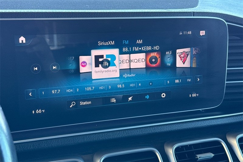 Mercedes-Benz GLE Vehicle Full-screen Gallery Image 16