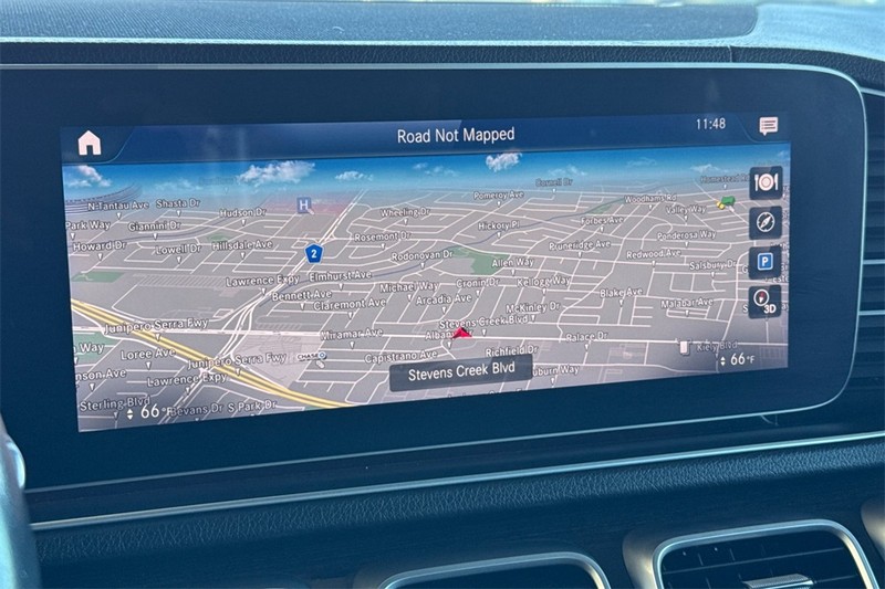 Mercedes-Benz GLE Vehicle Full-screen Gallery Image 17