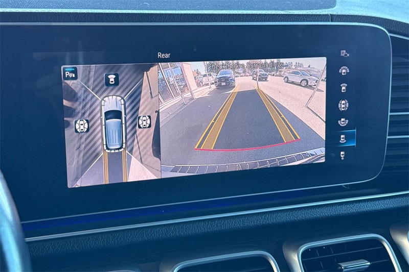 Mercedes-Benz GLE Vehicle Full-screen Gallery Image 18