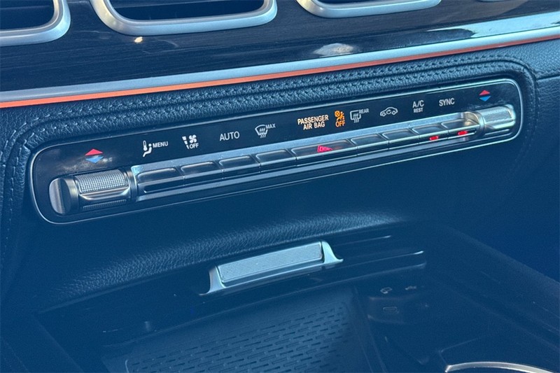 Mercedes-Benz GLE Vehicle Full-screen Gallery Image 19