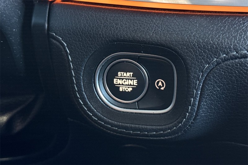 Mercedes-Benz GLE Vehicle Full-screen Gallery Image 21