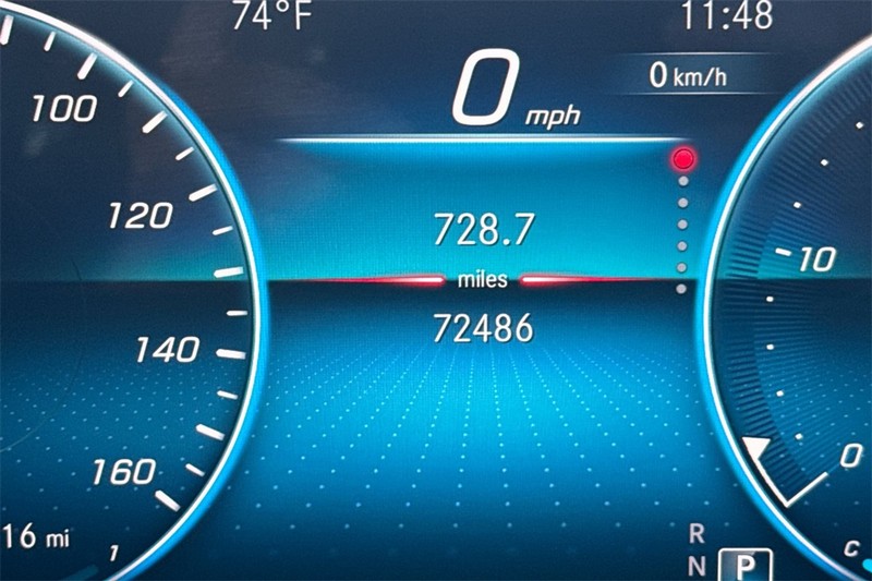 Mercedes-Benz GLE Vehicle Full-screen Gallery Image 24