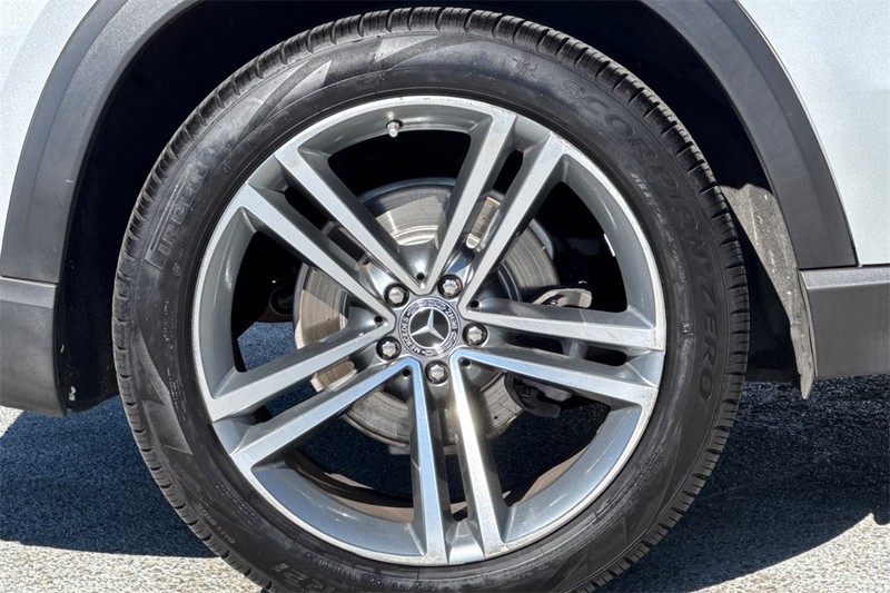 Mercedes-Benz GLE Vehicle Full-screen Gallery Image 25