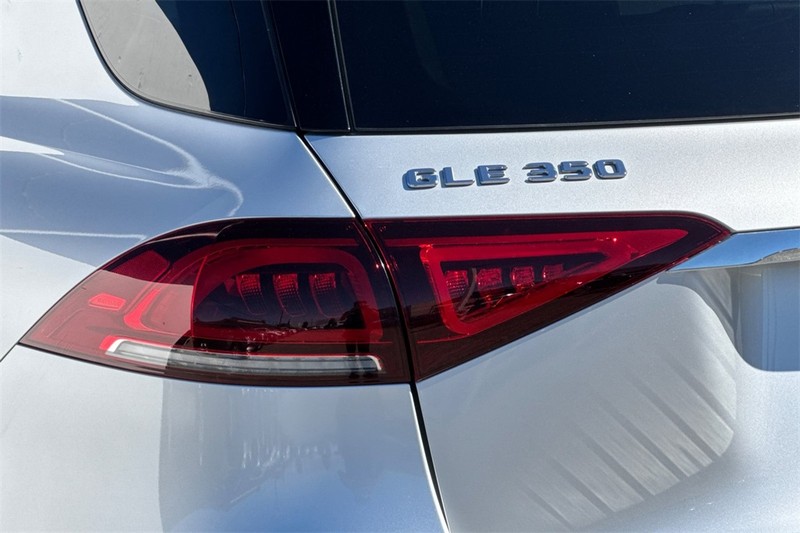 Mercedes-Benz GLE Vehicle Full-screen Gallery Image 26