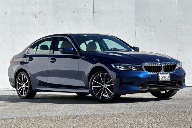 BMW 3 Series Vehicle Full-screen Gallery Image 02