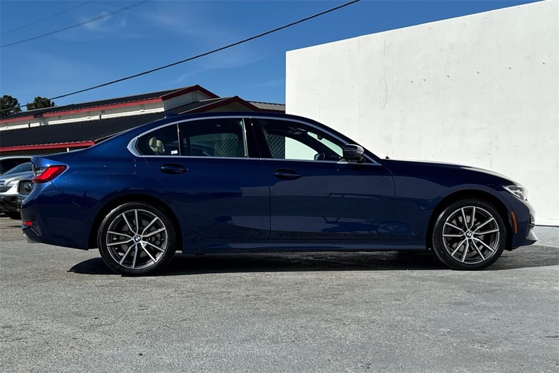 BMW 3 Series Vehicle Full-screen Gallery Image 03