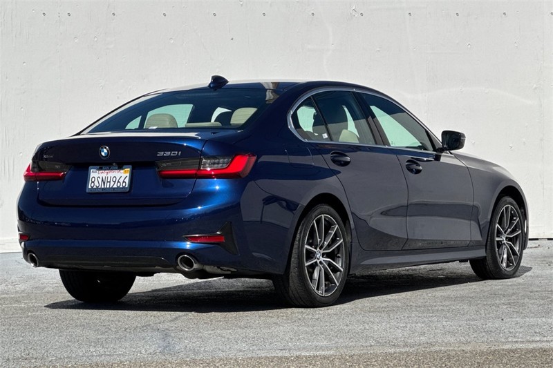 BMW 3 Series Vehicle Full-screen Gallery Image 04