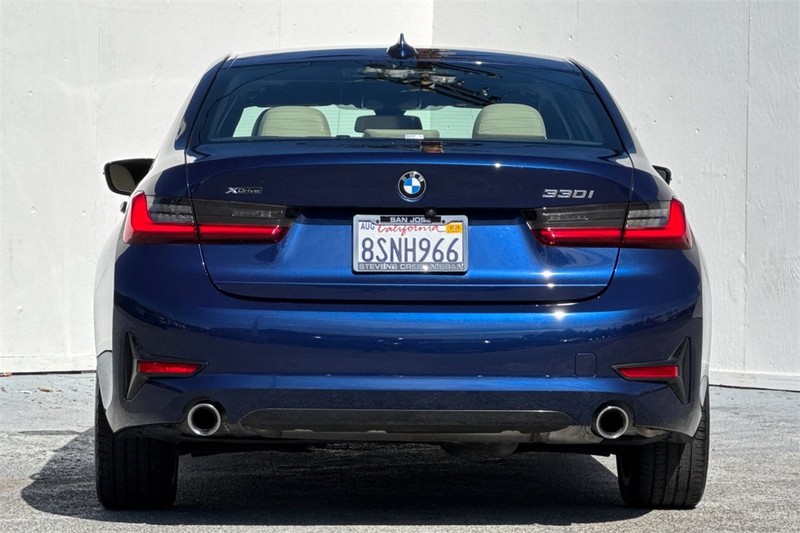 BMW 3 Series Vehicle Full-screen Gallery Image 05