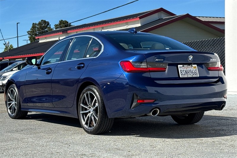 BMW 3 Series Vehicle Full-screen Gallery Image 06