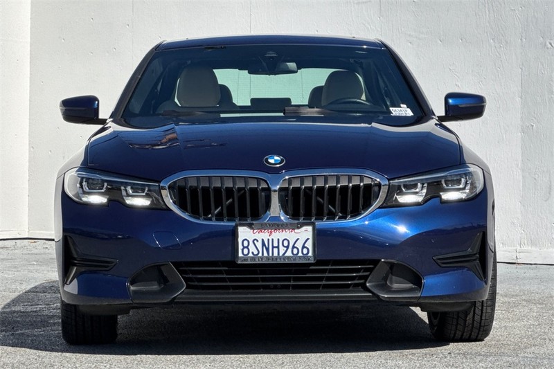 BMW 3 Series Vehicle Full-screen Gallery Image 09