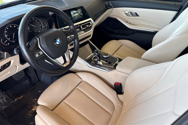 BMW 3 Series Vehicle Full-screen Gallery Image 10