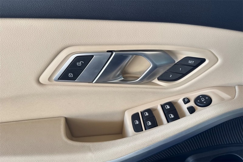 BMW 3 Series Vehicle Full-screen Gallery Image 11