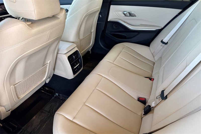 BMW 3 Series Vehicle Full-screen Gallery Image 12