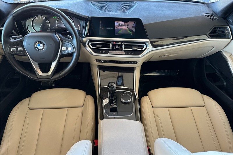 BMW 3 Series Vehicle Full-screen Gallery Image 13