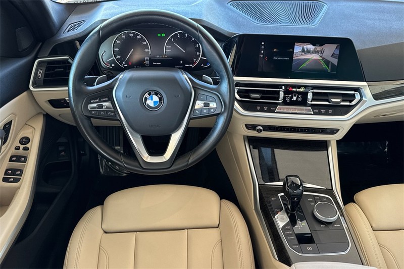 BMW 3 Series Vehicle Full-screen Gallery Image 14