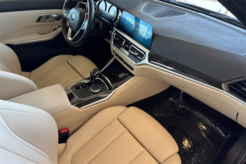 BMW 3 Series Vehicle Full-screen Gallery Image 15