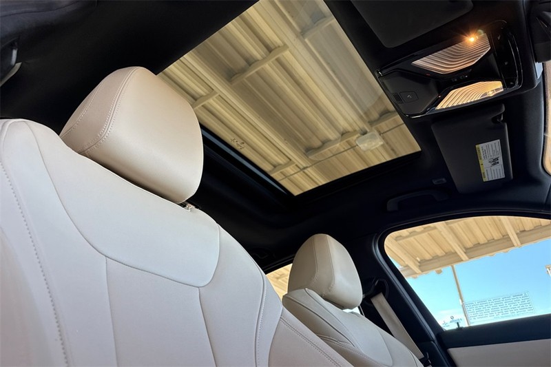 BMW 3 Series Vehicle Full-screen Gallery Image 16