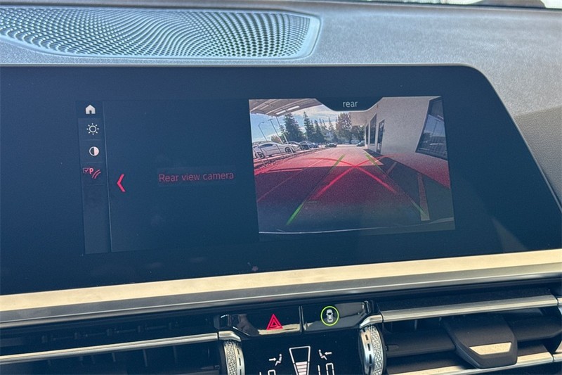 BMW 3 Series Vehicle Full-screen Gallery Image 19