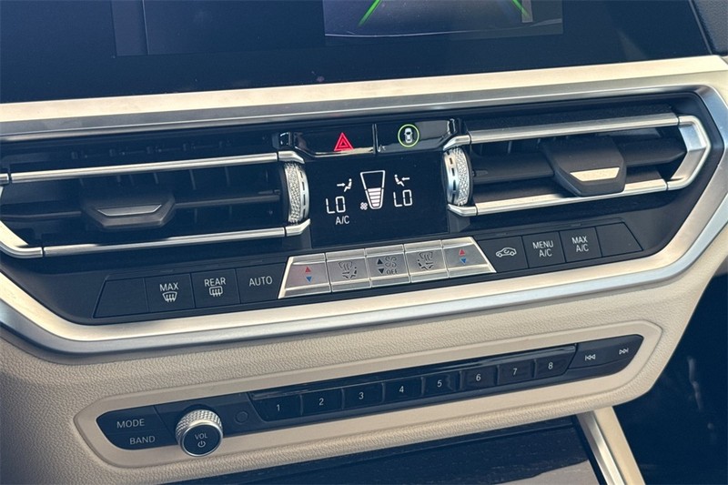 BMW 3 Series Vehicle Full-screen Gallery Image 20