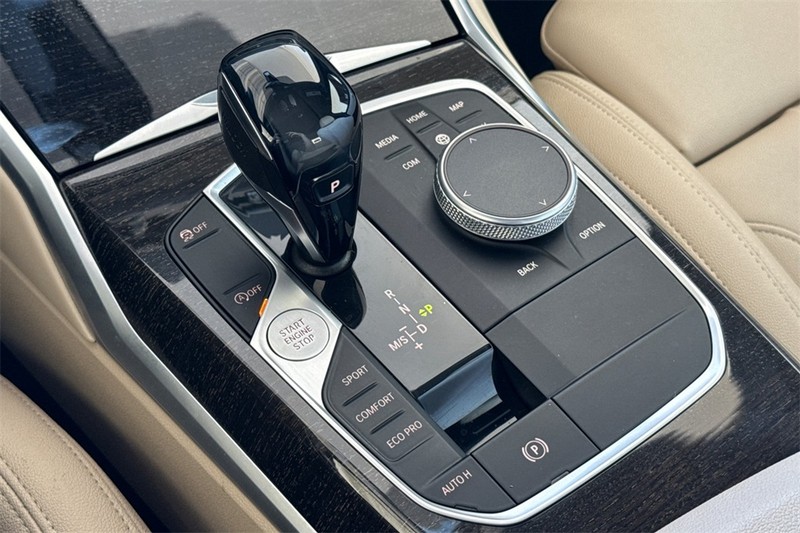 BMW 3 Series Vehicle Full-screen Gallery Image 21