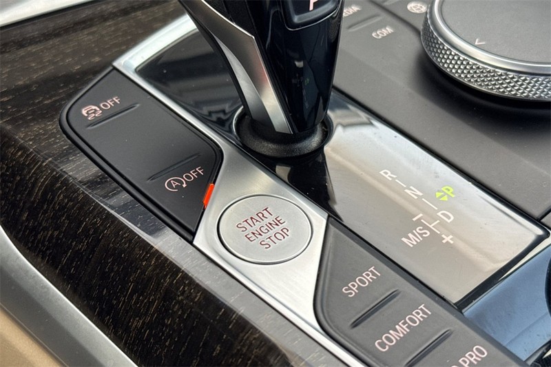 BMW 3 Series Vehicle Full-screen Gallery Image 22