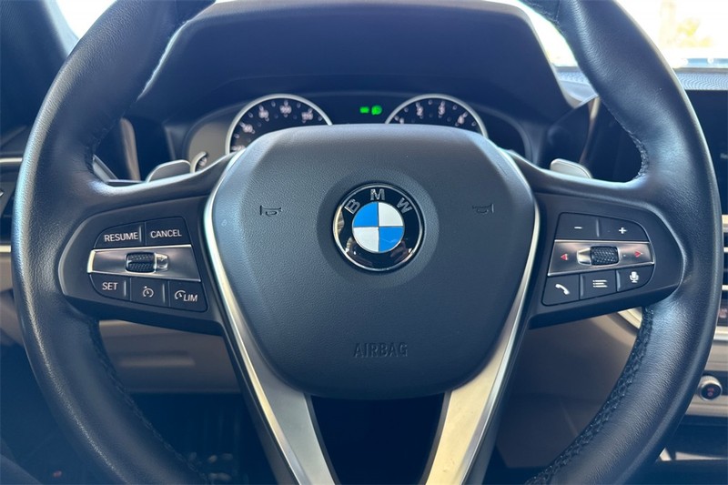 BMW 3 Series Vehicle Full-screen Gallery Image 23