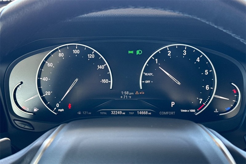 BMW 3 Series Vehicle Full-screen Gallery Image 24