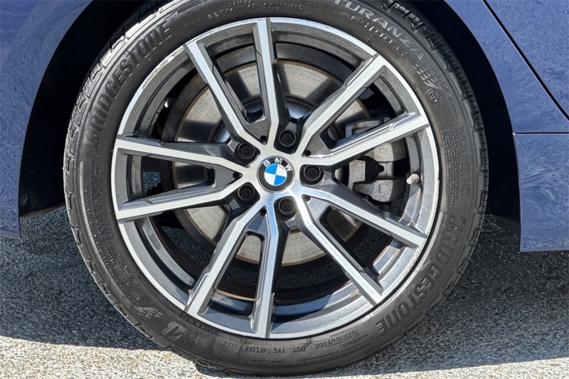 BMW 3 Series Vehicle Full-screen Gallery Image 26