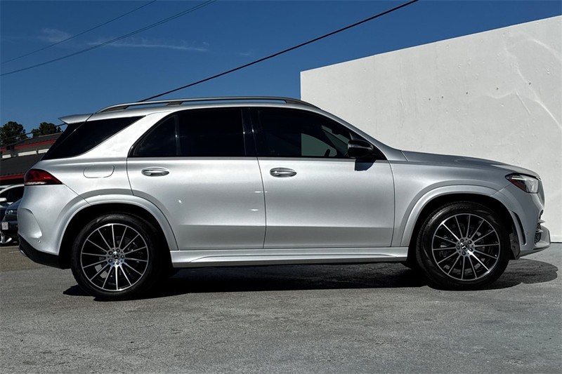 Mercedes-Benz GLE Vehicle Full-screen Gallery Image 03