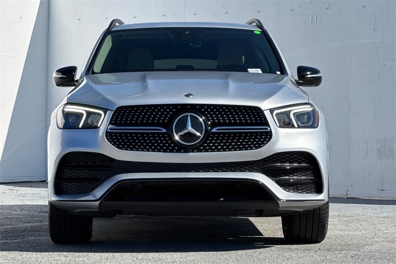 Mercedes-Benz GLE Vehicle Full-screen Gallery Image 09