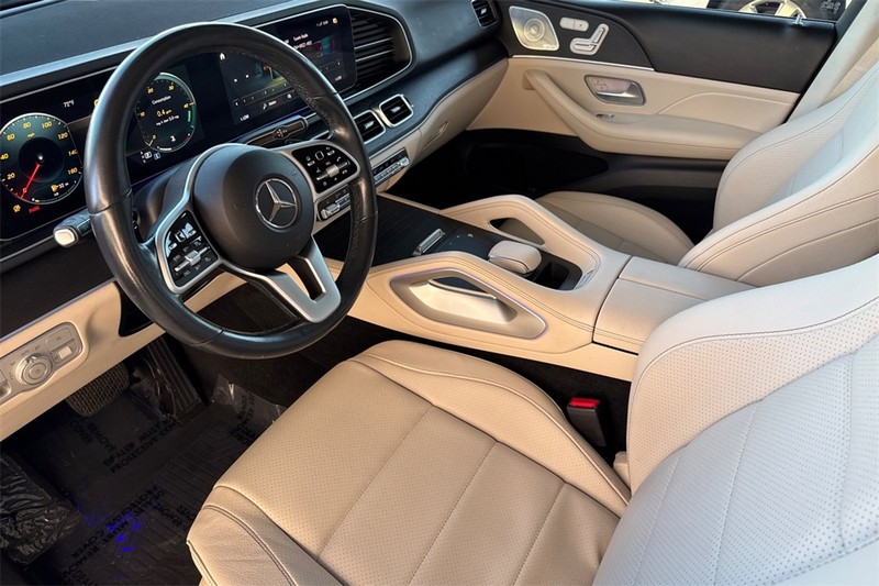 Mercedes-Benz GLE Vehicle Full-screen Gallery Image 10