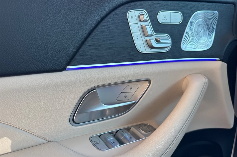 Mercedes-Benz GLE Vehicle Full-screen Gallery Image 11