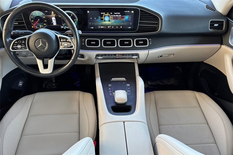 Mercedes-Benz GLE Vehicle Full-screen Gallery Image 13