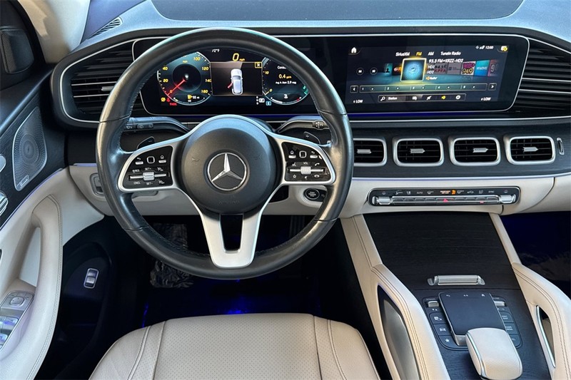 Mercedes-Benz GLE Vehicle Full-screen Gallery Image 14